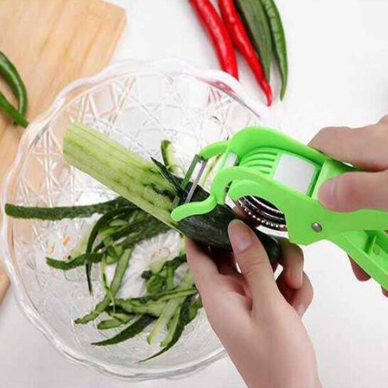 Compact kitchen tool: a vegetable cutter and peeler combination