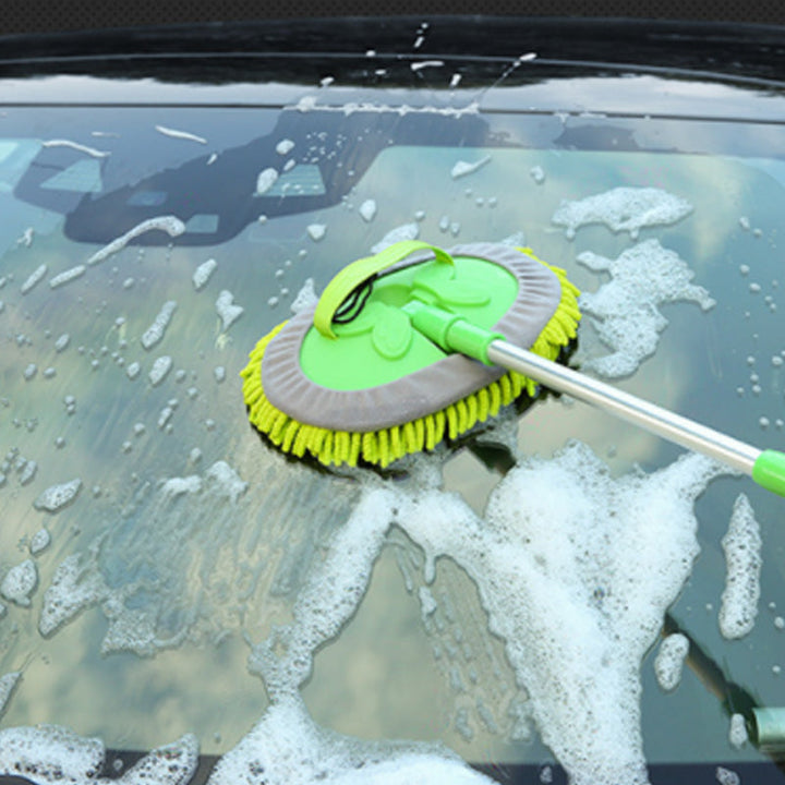 User demonstrating the 360° rotation of the telescopic cleaning mop for corners and tight spaces