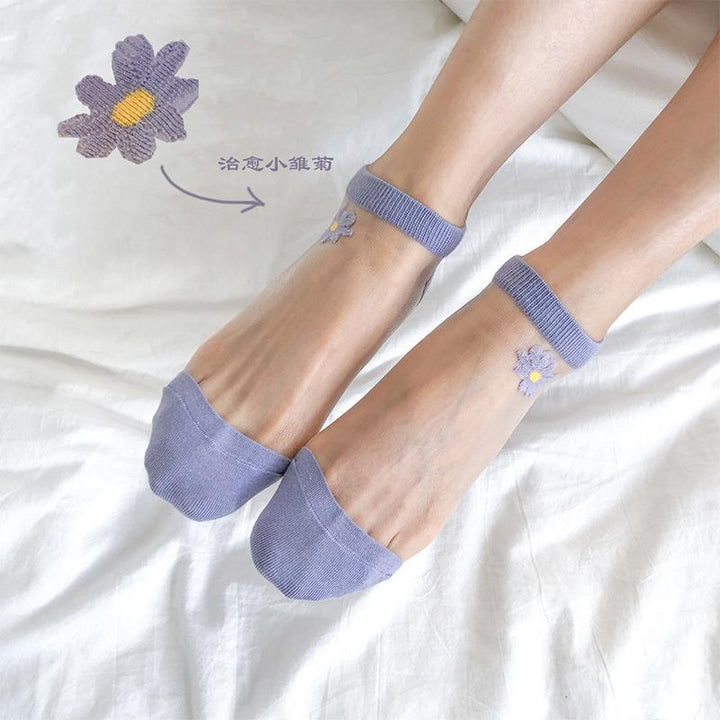Comfortable women's cotton ankle socks adorned with charming daisy floral patterns