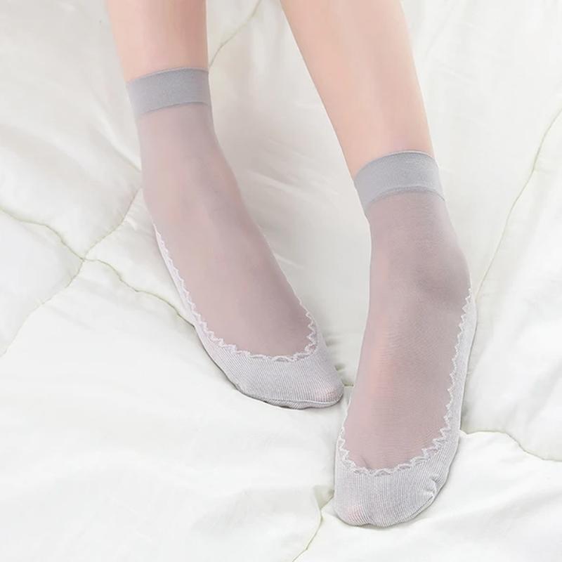 Invisible women's socks with anti-slip silicone heel, designed for comfort and discretion in footwear