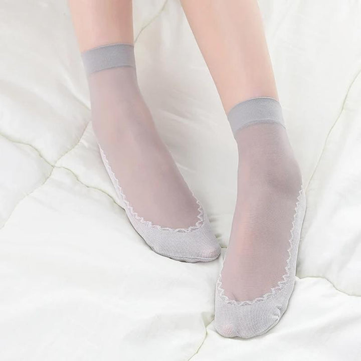 Invisible women's socks with anti-slip silicone heel, designed for comfort and discretion in footwear