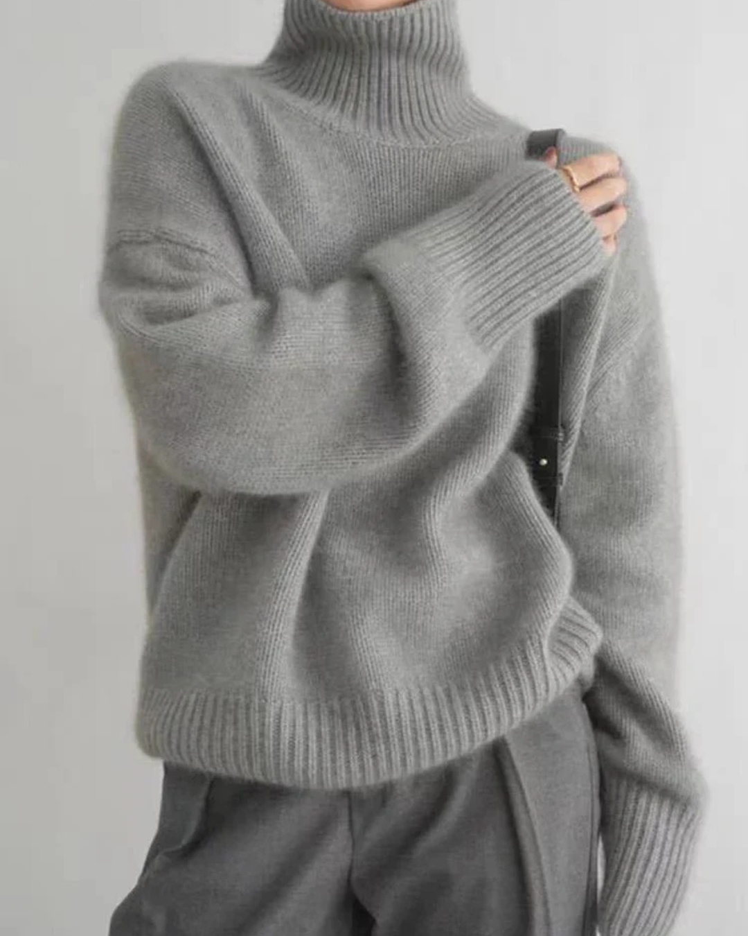 Luxurious women's cashmere turtleneck sweater, classic design, soft texture, warm, ideal for elegant winter outfits.