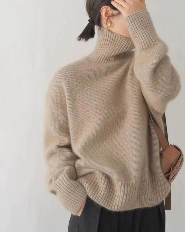 Luxurious women's cashmere turtleneck sweater, classic design, soft texture, warm, ideal for elegant winter outfits.