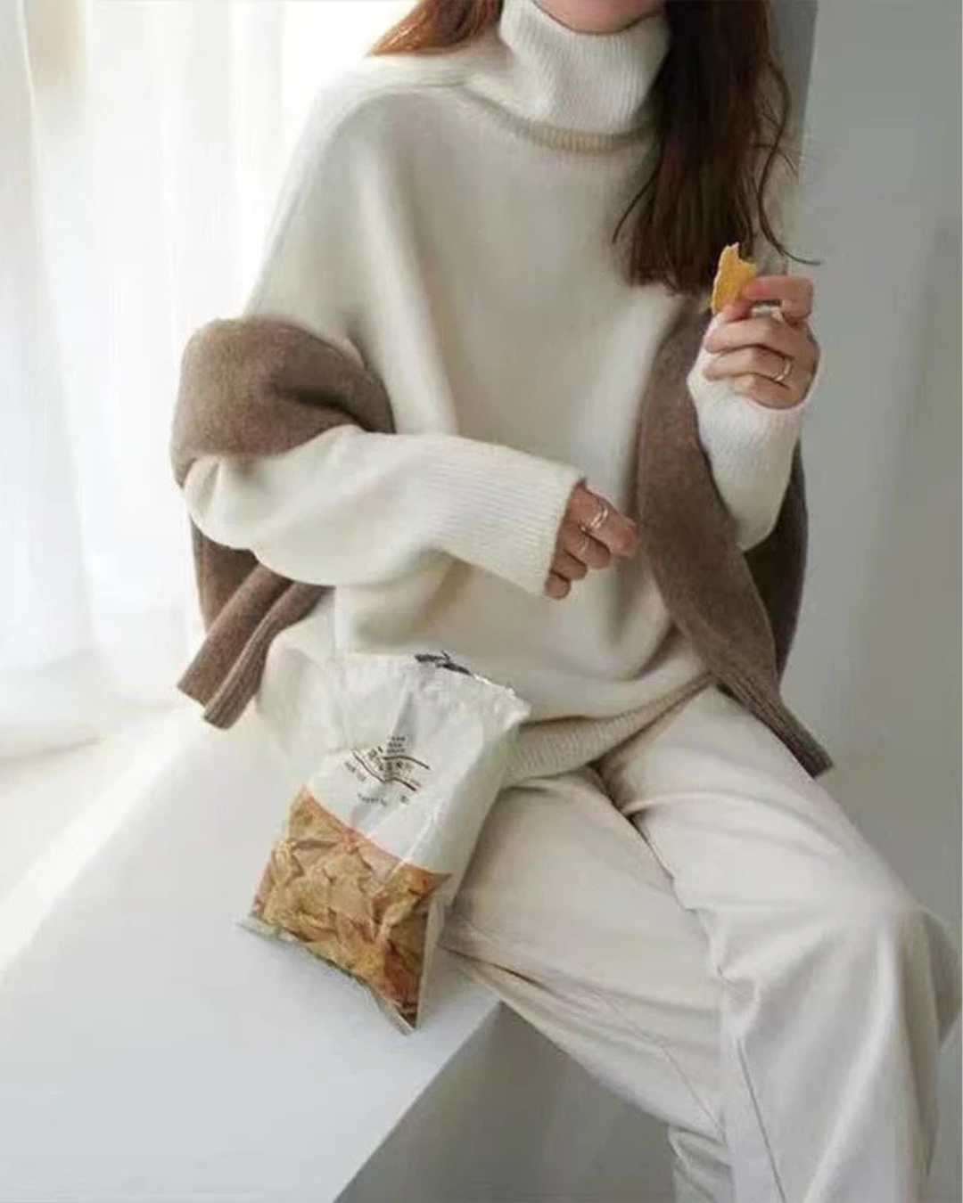 Luxurious women's cashmere turtleneck sweater, classic design, soft texture, warm, ideal for elegant winter outfits.