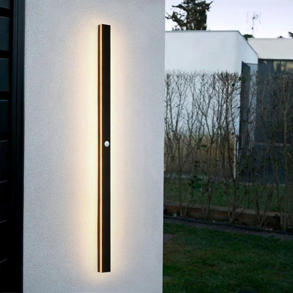 "Modern IP65 waterproof outdoor wall lamp, minimalist design, metal frame, LED lighting, ideal for weather resistance."