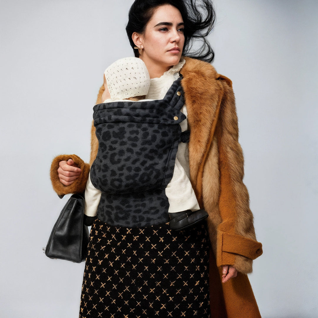 Multi-position baby carrier with plush straps in breathable fabric, for front or back carrying, fits babies 3.2-20 kg.