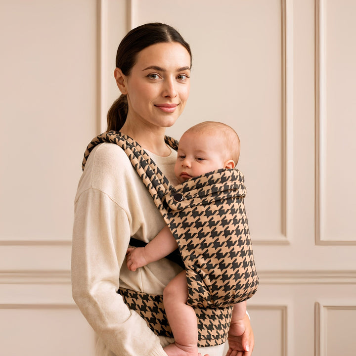 Multi-position baby carrier with plush straps in breathable fabric, for front or back carrying, fits babies 3.2-20 kg.