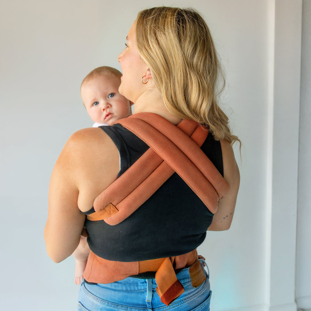Multi-position baby carrier with plush straps in breathable fabric, for front or back carrying, fits babies 3.2-20 kg.