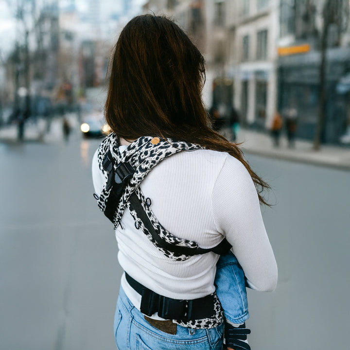 Multi-position baby carrier with plush straps in breathable fabric, for front or back carrying, fits babies 3.2-20 kg.