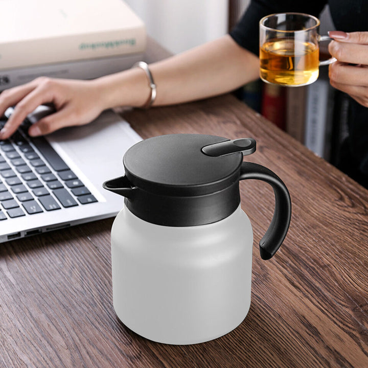 "Stainless steel insulation pot, polished finish, spill-proof jug, V-spout, integrated handle, sleek thermal design"