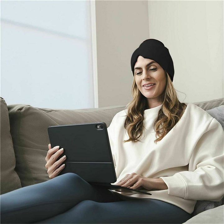 Unisex migraine relief cap in black, offers hot and cold therapy, soft fabric, covers eyes, designed for headache relief.