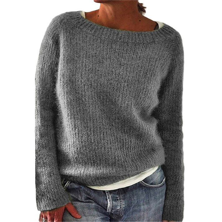 "Women's classic knitted sweater with oversized collar, ribbed details, and crew neck in a cozy, timeless design."