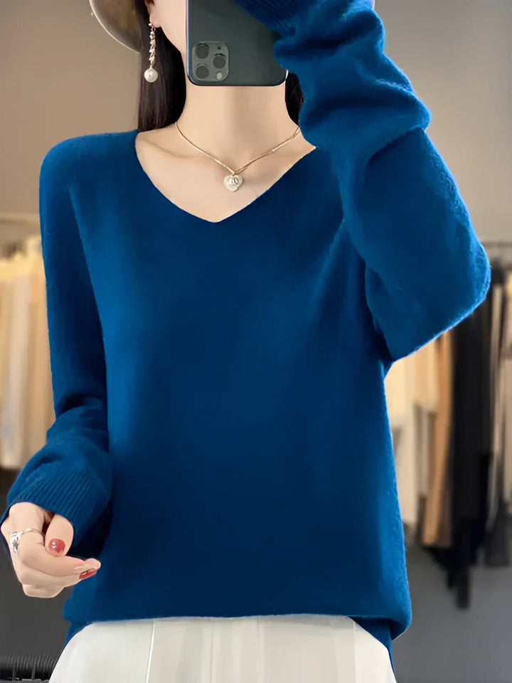 Women's emerald green cashmere V-neck sweater, luxurious and soft, perfect for elegance and warmth on cool days.