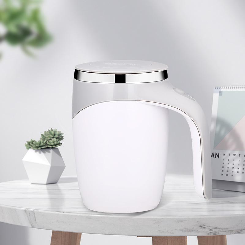 Automatic self-stirring coffee mug with lid, perfect for an easy, hands-free beverage mix.