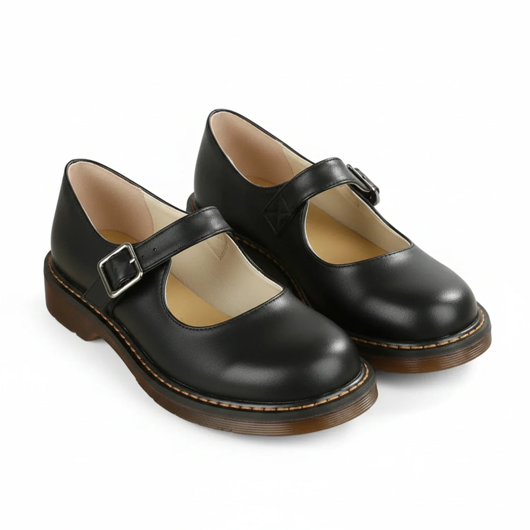 Fashionable women's vintage platform Mary Jane shoes. Features a chic buckle strap, round toe, and elevated sole.