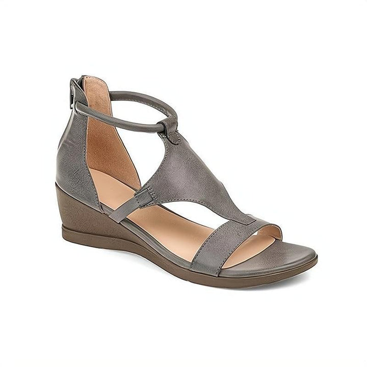 All-day comfort women's flat sandals. Versatile chic design, perfect for everyday wear, summer outings & walking.