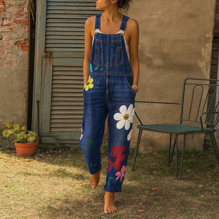 Chic women's floral jumpsuit, perfect for summer. Stylish one-piece with a relaxed fit, great for casual or vacation wear.