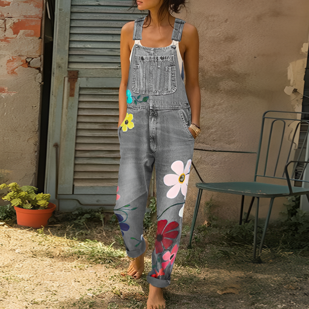 Stylish women's floral jumpsuit with a vibrant print. Effortless one-piece for spring & summer, offering boho chic vibes.