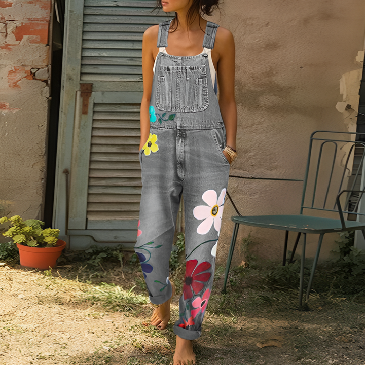 Stylish women's floral jumpsuit with a vibrant print. Effortless one-piece for spring & summer, offering boho chic vibes.