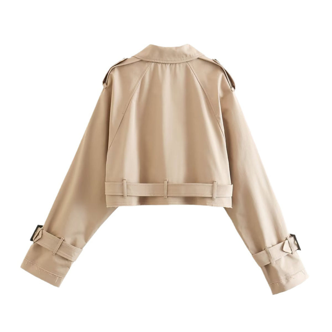 Stylish women's cropped double-breasted trench jacket, ideal for a smart casual look.
