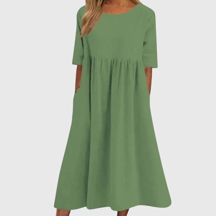 Stylish women's short-sleeved dress with a flattering fit. Perfect for versatile elegance or casual wear.