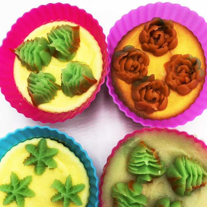 Christmas cookie decorating kit with various nozzle tips