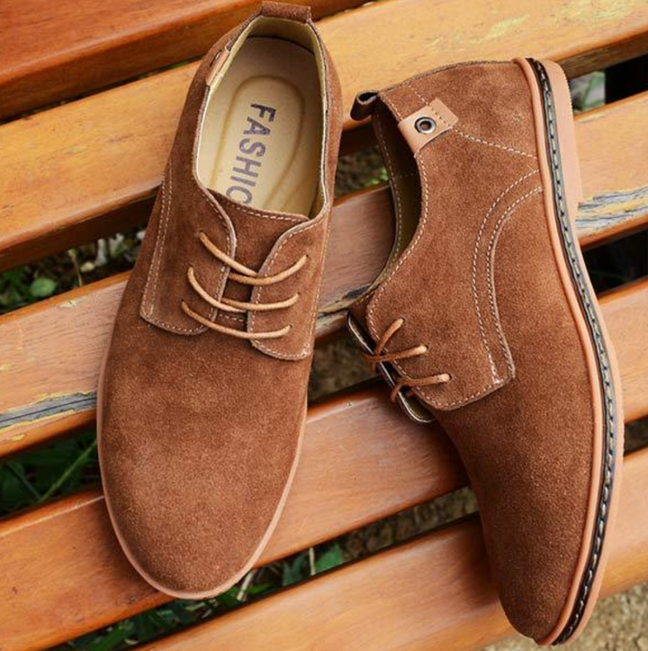 Comfortable men's classic lace-up Derby footwear, suitable for work, events, or stylish everyday wear for men.