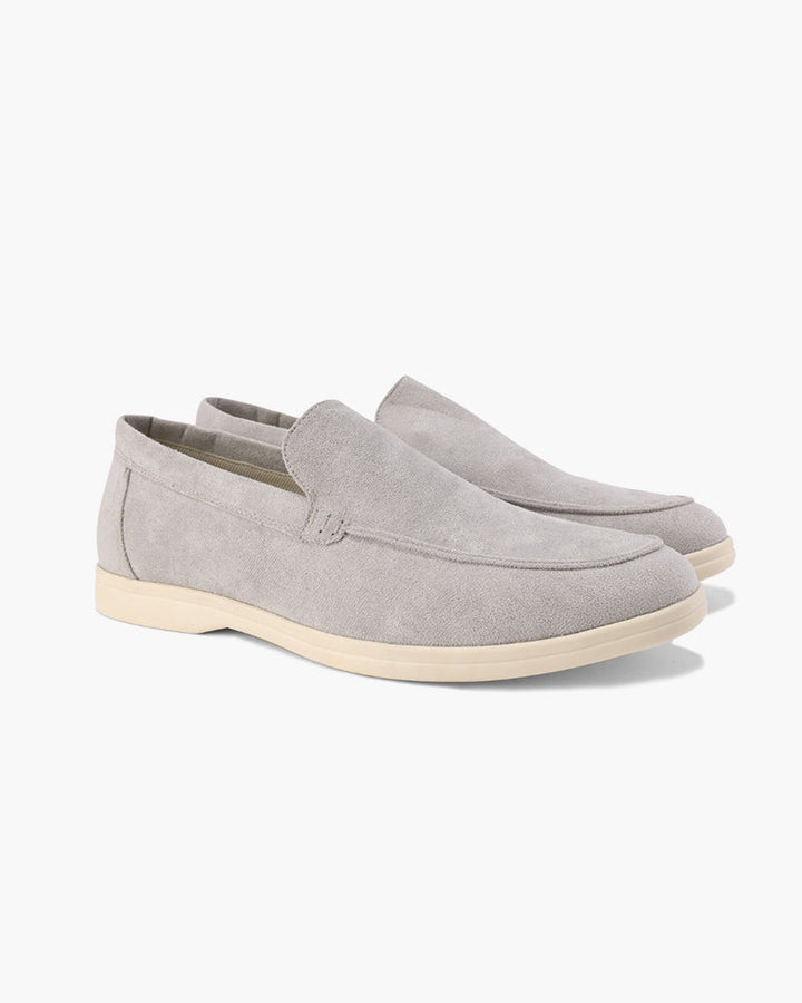 Slip into comfort: men's classic loafers with enhanced insole for versatile fashion statements.