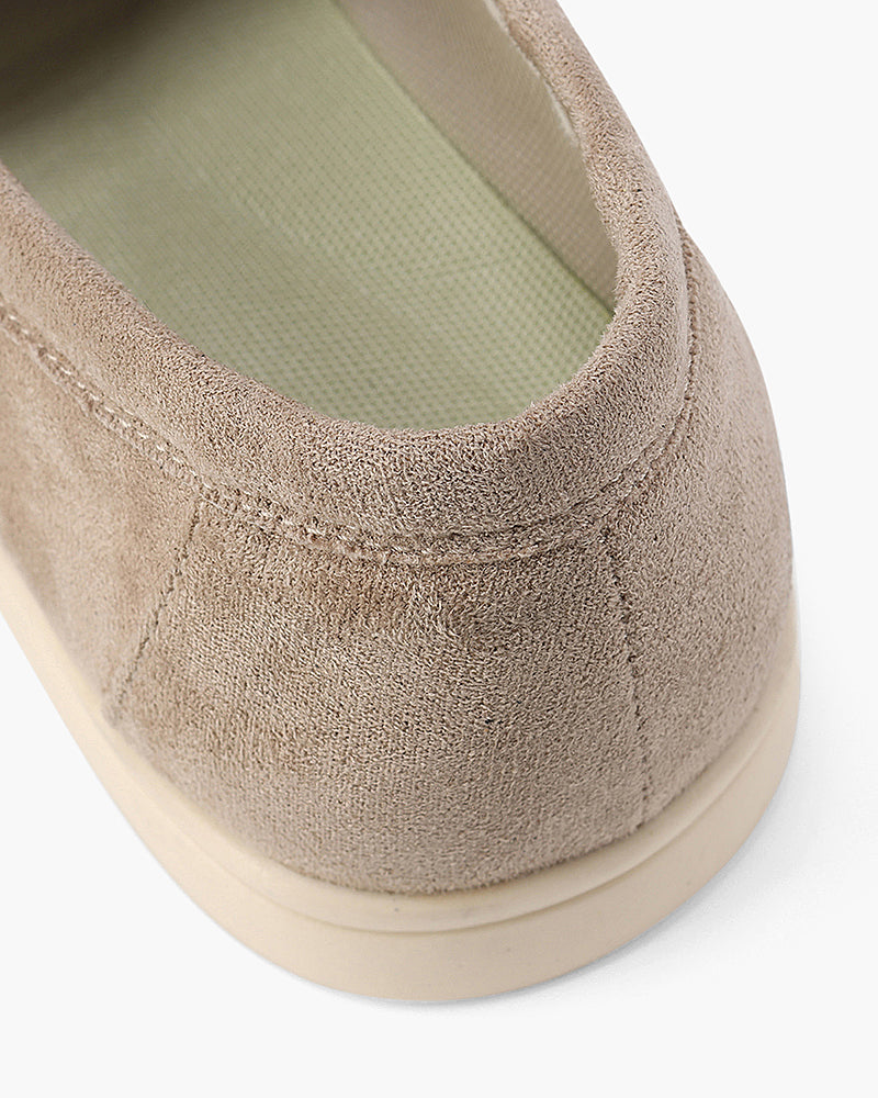 Men's slip-on loafers: ultimate comfort, classic style, enhanced insole for all-day wear.