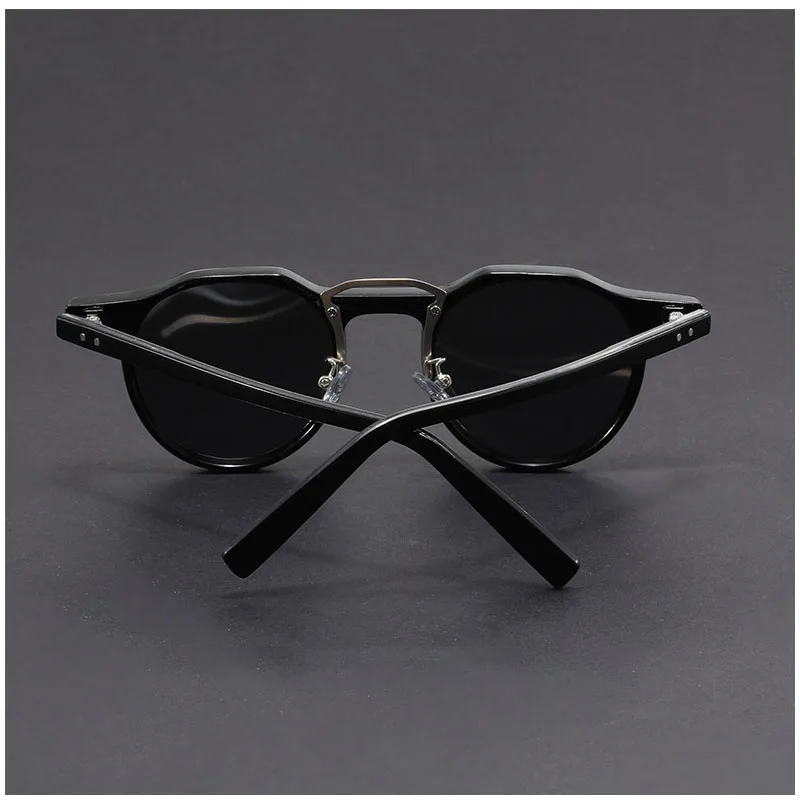 Classic black round sunglasses with UV400 lenses, a versatile and essential eyewear accessory.