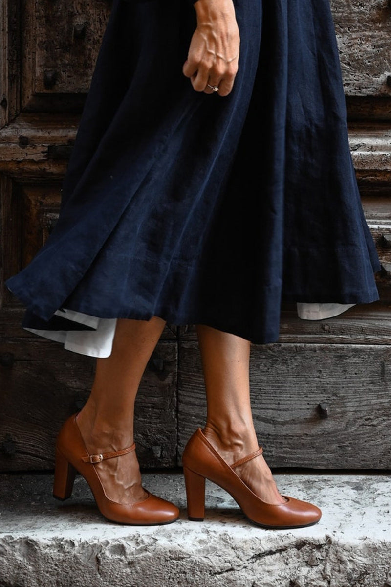 Elegant women's Mary Jane shoes, featuring a sturdy block heel & stylish rounded toe for comfortable wear.
