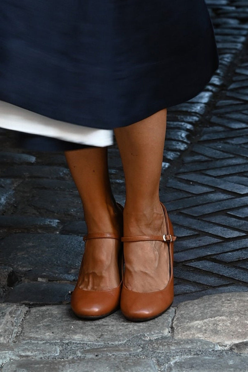 Women's classic Mary Jane shoes with block heel & rounded toe. Perfect formal or casual fashion footwear.
