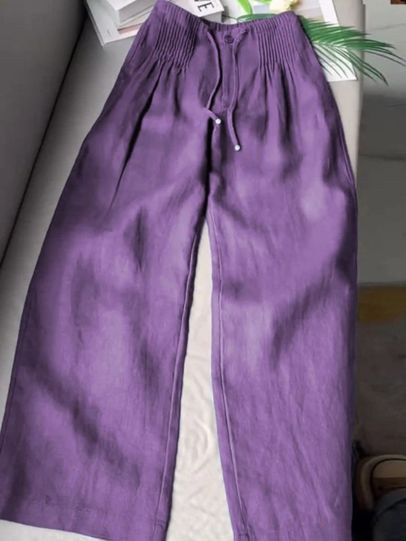 Comfortable women's flowy trousers featuring an elastic waist & relaxed fit for versatile styling.