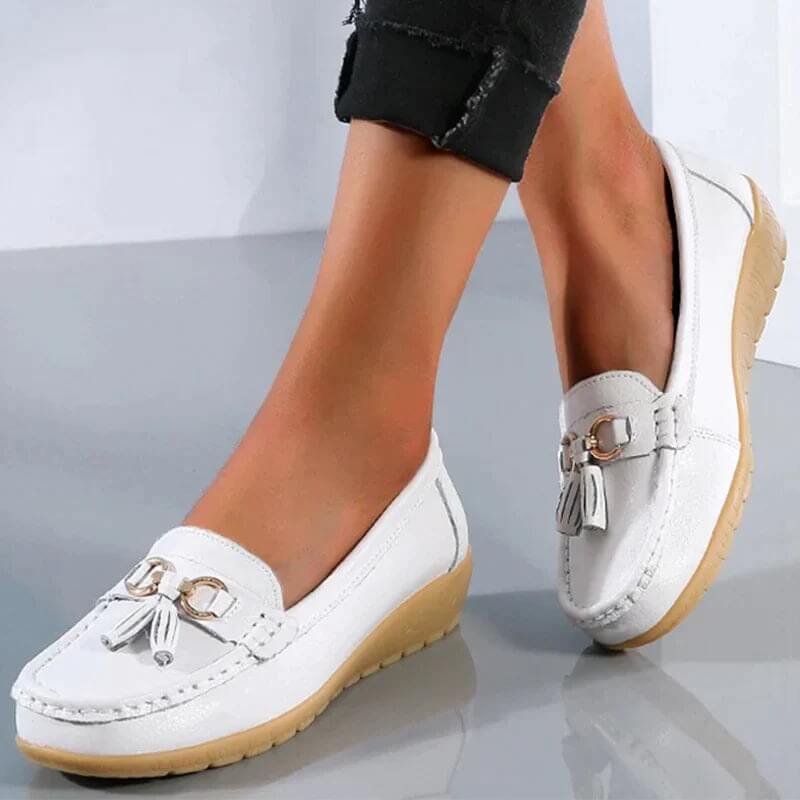 Detail of the sole of women's orthopedic loafers, emphasizing non-slip design and comfort.