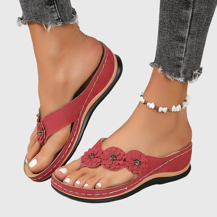 Stylish women's orthopedic sandals, perfect for all-day arch support and casual summer wear.