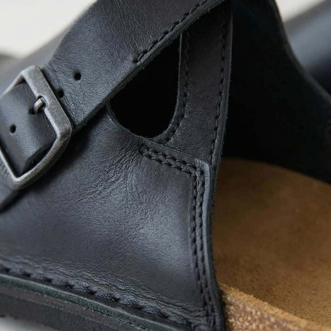Black unisex slip-on clogs. Fashionable, comfortable & easy to wear casual shoes for everyday use.