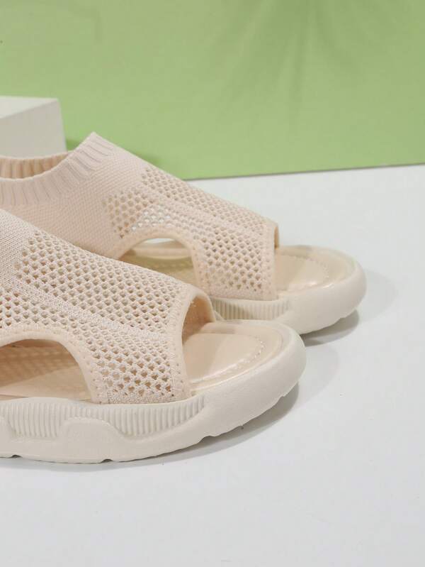 Trendy flatform women's walking sandals, comfortable and casual slip-on design.