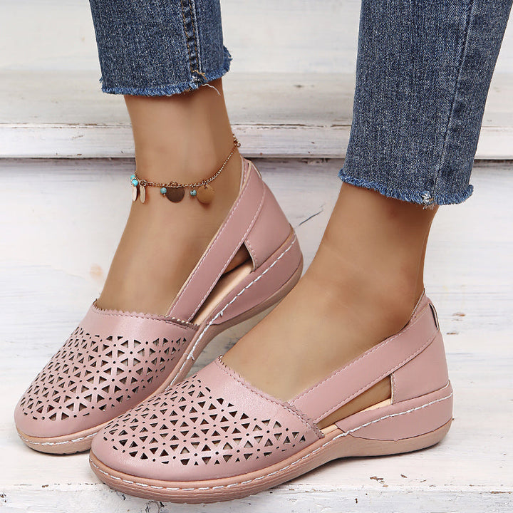 Versatile women's espadrilles for summer. Comfortable, lightweight slip-on sandals ideal for everyday fashion.