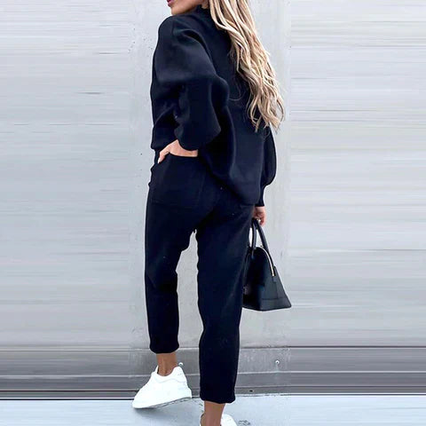 Women's two-piece athleisure tracksuit in a cozy fabric, ideal for relaxation or a comfortable, stylish look.