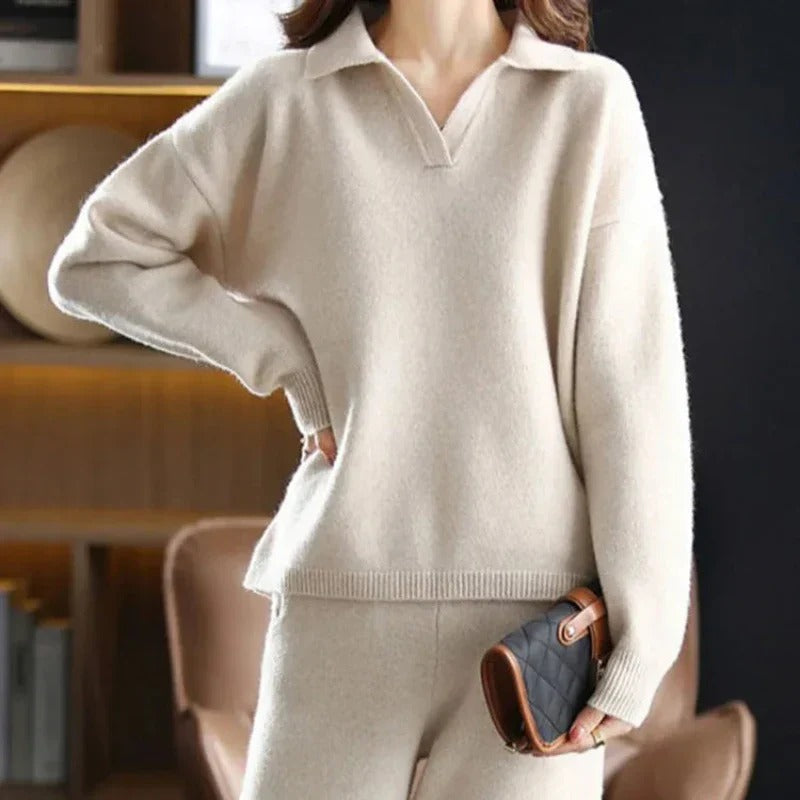 Stylish women's two-piece winter loungewear set, ideal for casual relaxation and warmth
