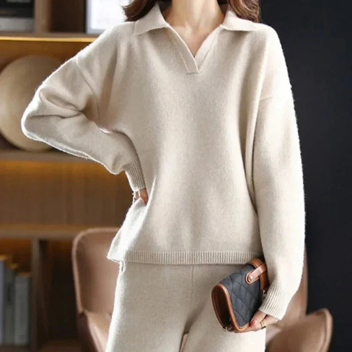 Stylish women's two-piece winter loungewear set, ideal for casual relaxation and warmth