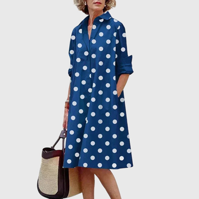 Casual summer style: Woman in an elegant flowy dress with sneakers. Comfortable dress with pockets for everyday.