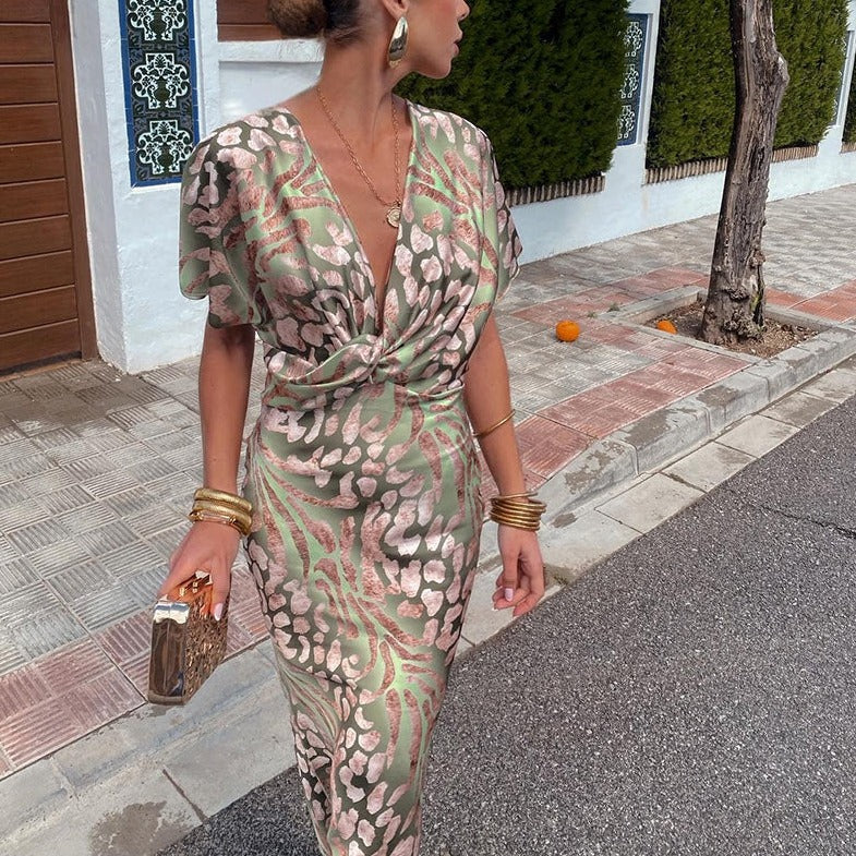 Flowy green wedding guest dress for women, chic and elegant for evening parties and special occasions.