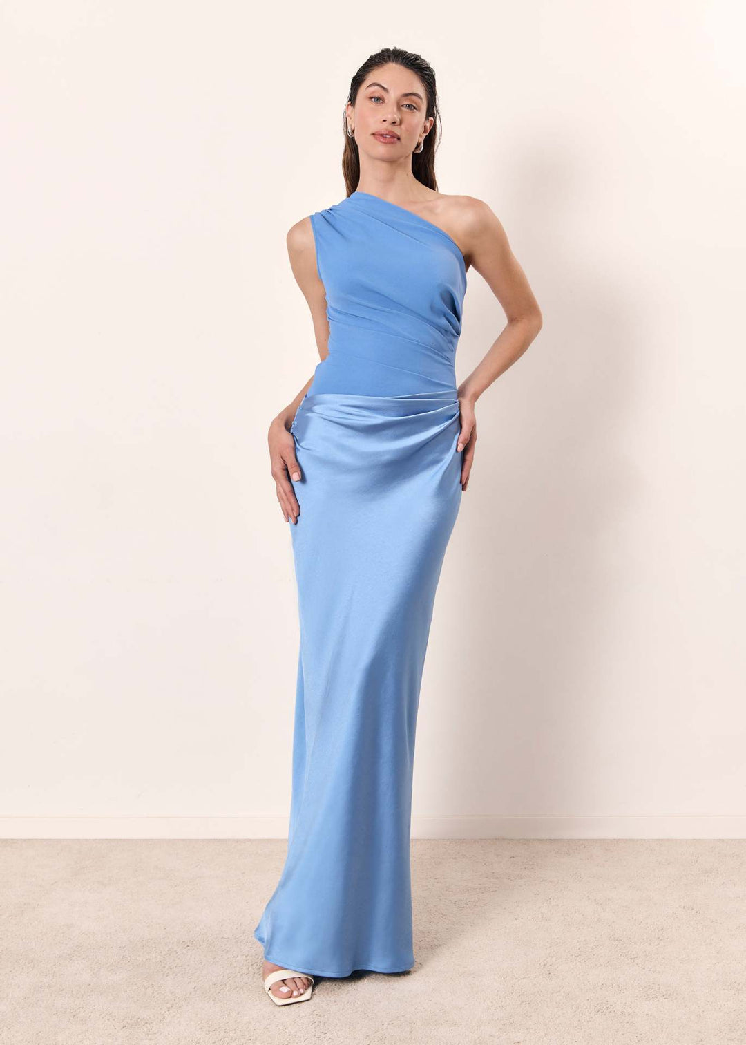 Stylish women's one-shoulder formal dress, ideal for cocktail parties and special occasion wear