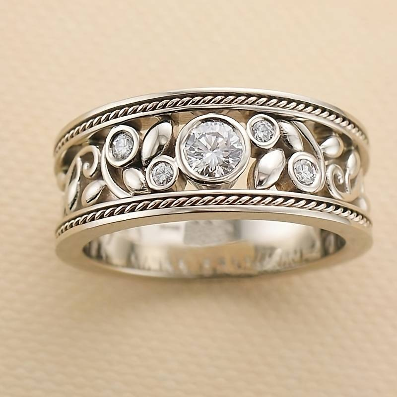 Elegant silver women's ring with sparkling zirconia. Versatile jewelry, perfect for everyday wear or a special gift for her.