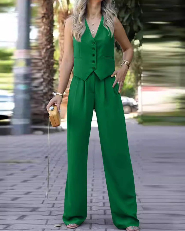 Professional women's business casual outfit: sleeveless blazer & matching slim pants. Sophisticated summer style.
