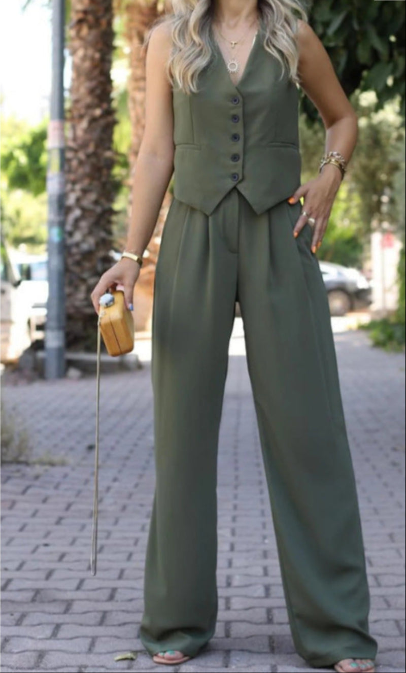 Chic elegant women's sleeveless blazer & slim pants set. Modern professional wear for spring/summer.