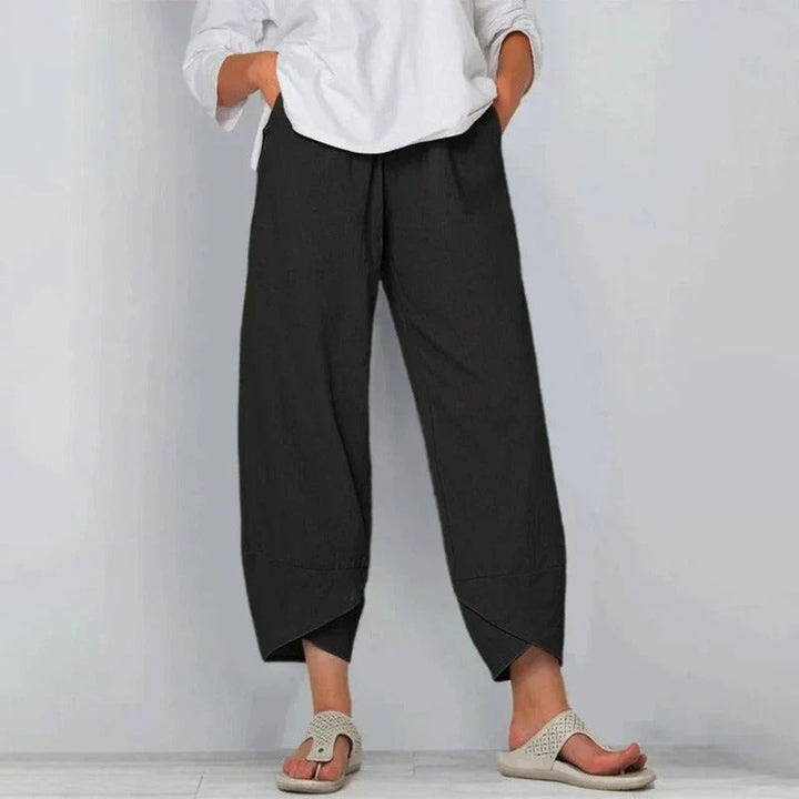 Effortless women's wide leg cropped trousers, combining comfort and modern summer fashion.