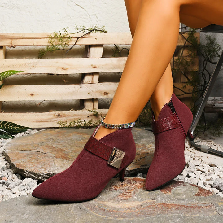 Black pointed-toe stiletto heels for women, an essential piece of elegant and timeless footwear.