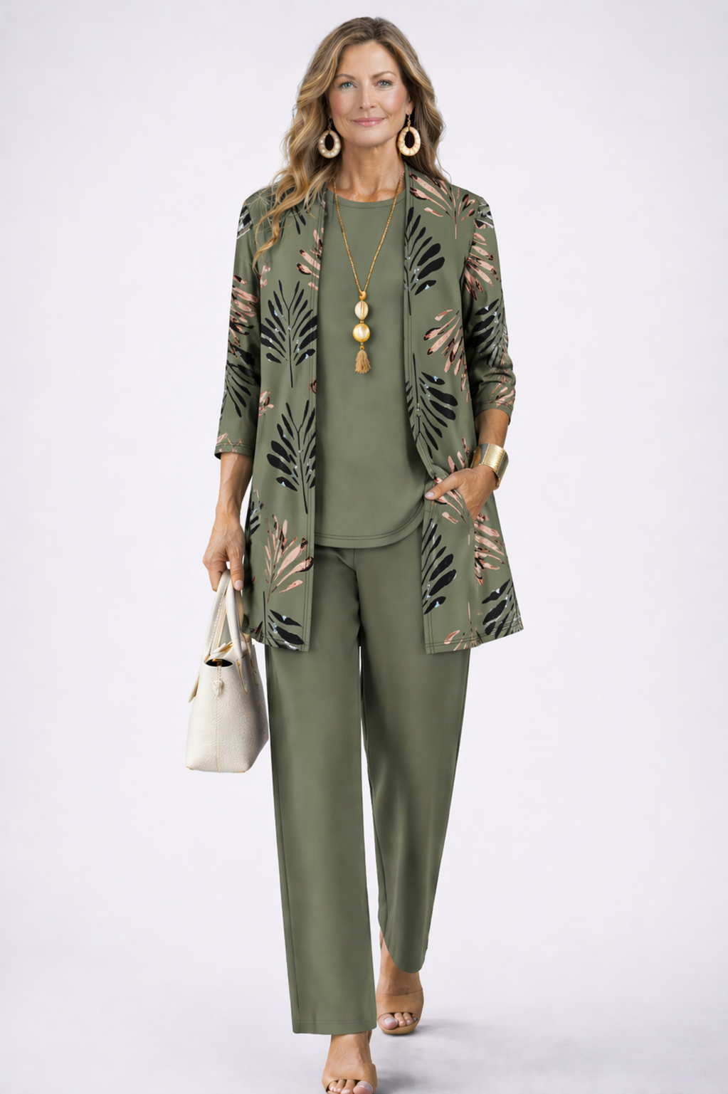 Elegant women's 3-piece set: blazer, matching trousers & top. Perfect for business or smart casual wear.